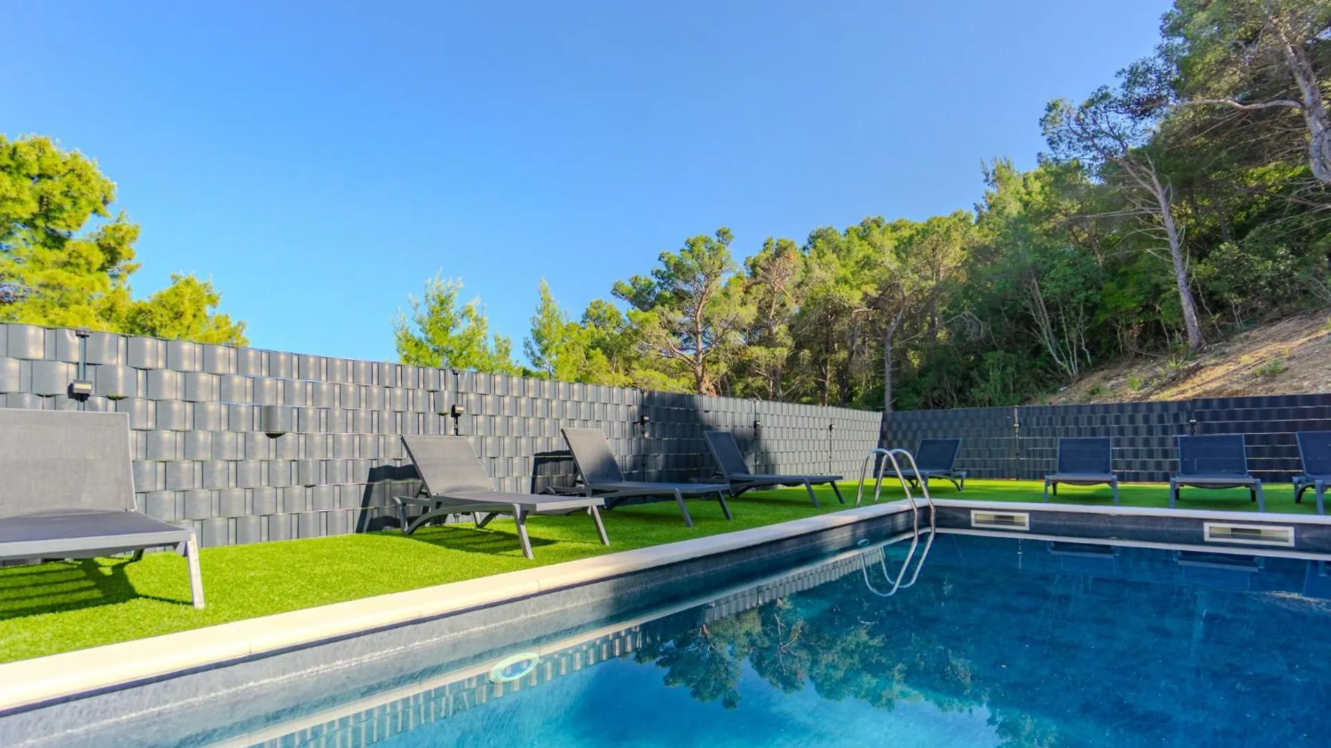 Panoramic Forest Retreat With Pool And Seaview Donji Karin アパート